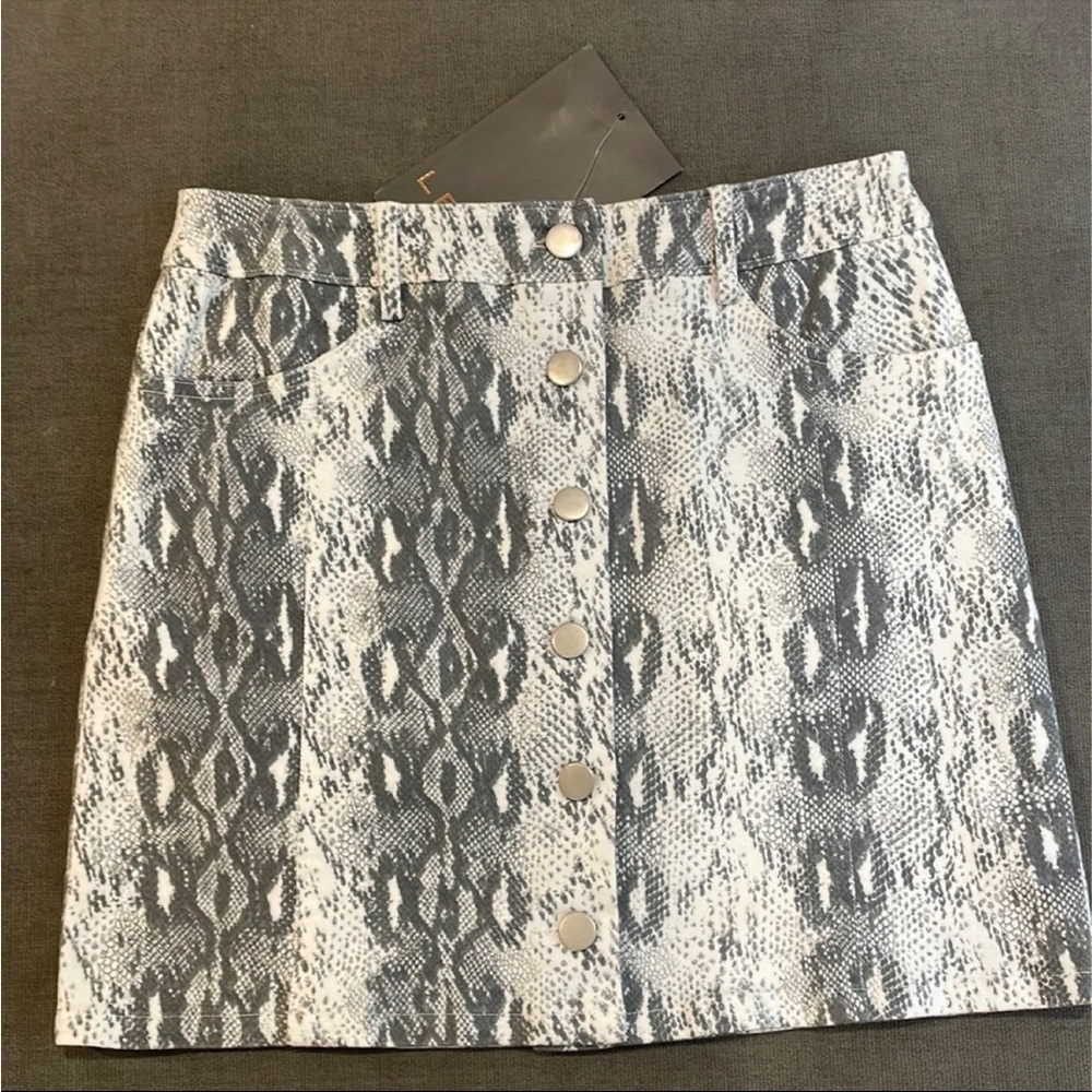 NWT Le Lis White and Grey Animal print Skirt - Picture 2 of 5